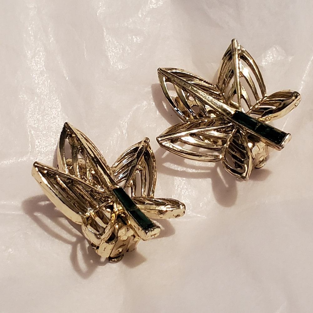 Vintage AMERIQUE Emerald leaf earrings clip on